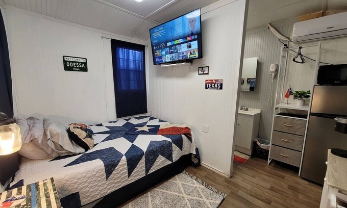 Odessa Cabin | The LittleTexan. near I20 & west co. WIFI!