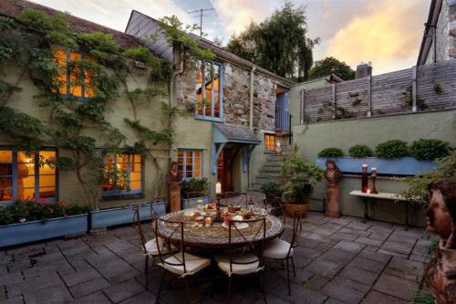 Ashburton Villa | The Meeting House - Atmospheric 16th Century Merchants House
