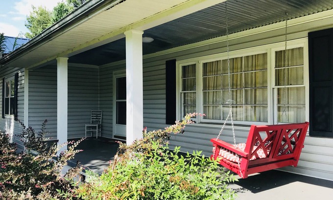 Tuscaloosa House | The Northport House. Close to River Run Park. Family friendly!
