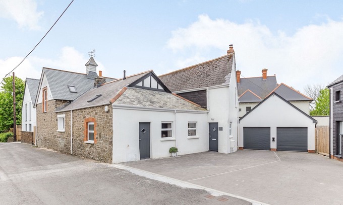 Braunton Cottage | THE OLD COACH HOUSE, family friendly, with hot tub in Braunton