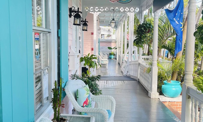 The Meadows House | The Palms Hotel