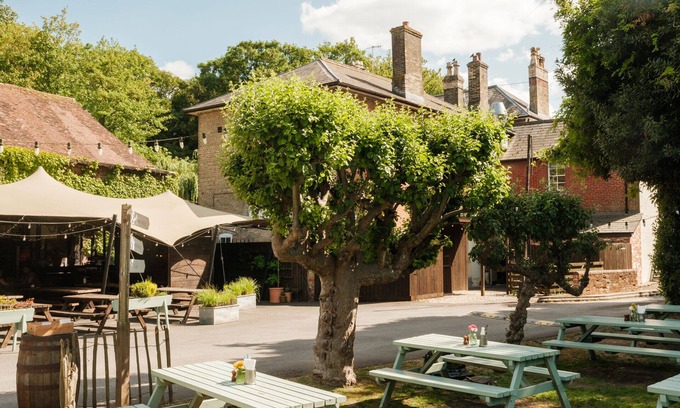 Quidhampton Hotel | The Pembroke Arms