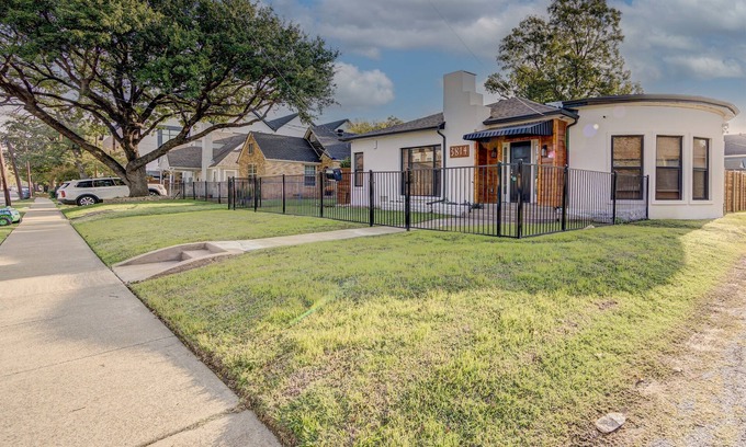 Old East Dallas House | The Peninsula - 1 Mile from Downtown Dallas, Texas