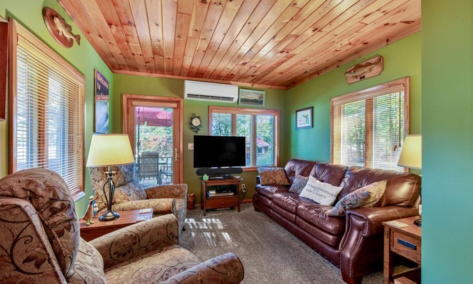 Lakeville Cottage | The Perfect Lakeview Retreat