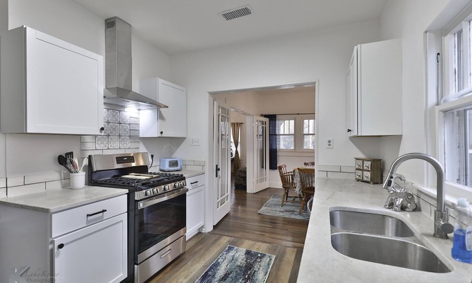 Elmwood Area House | The Safari Suites - ONE OF A KIND! WILDly close to everything! GRReat for all!