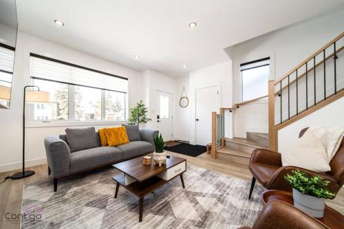 Jasper Place House | The Sherwood, AirCon, Near WEM & DT, Sleeps 10!