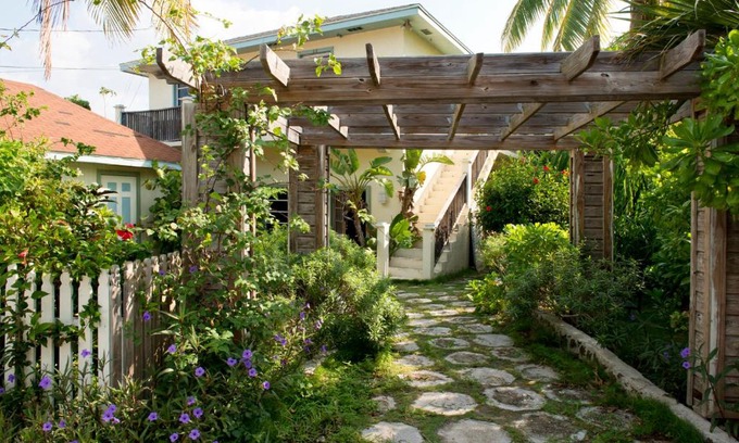 Dunmore Town Cabin | The Sugar Apple Lodging
