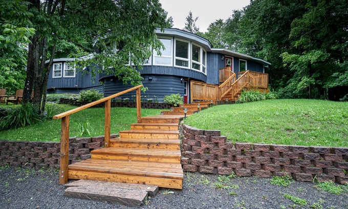 Huntsville House | The Triple Round House, In The Heart Of Hidden Valley Ski Hill & Peninsula Lake