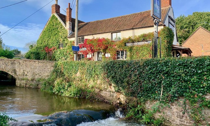 Old Cleeve Hotel | The White Horse Inn