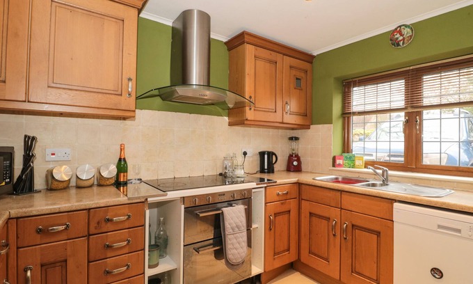 Minehead Cottage | THE WILLOWS, pet friendly, with a garden in Minehead