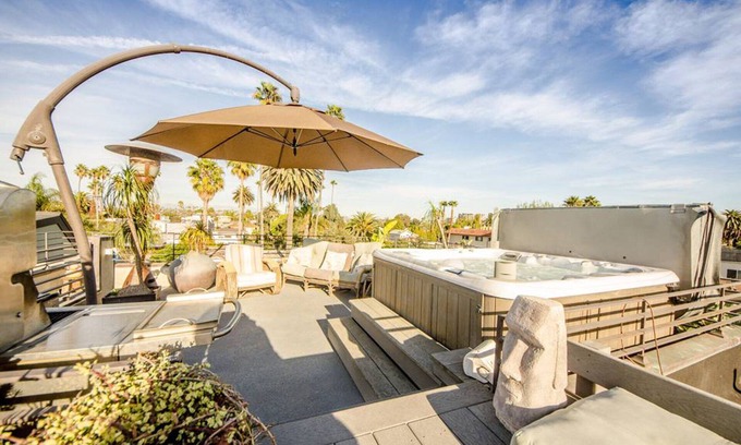 Venice Canals House | This modern architectural mansion overlooks the historic Venice Canals.