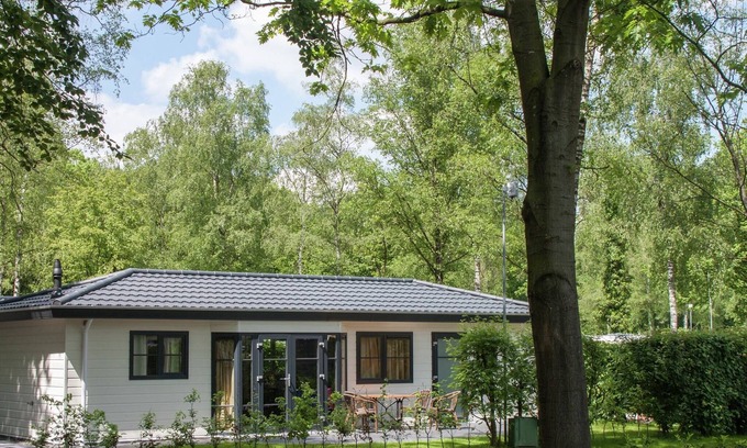 De Bult House | Tidy chalet with dishwasher, surrounded by forest