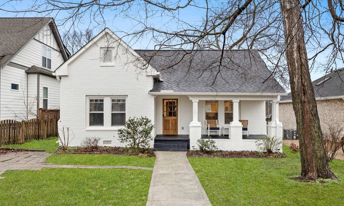 Nashville House | TIMELESS CHARM: TOP-RATED HOME, 6 MINUTES TO DOWNTOWN & BROADWAY