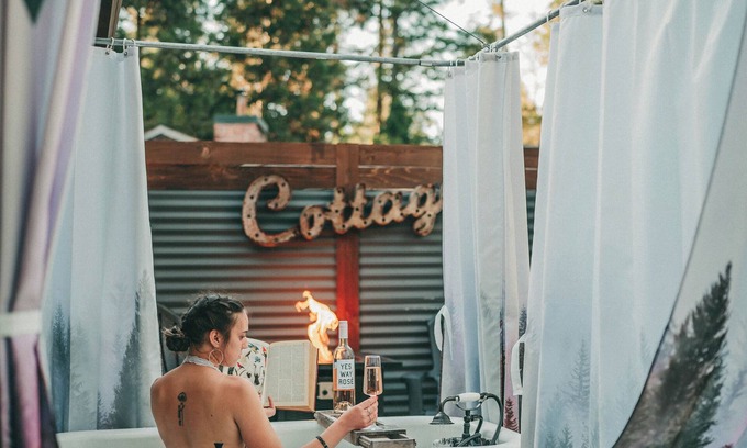 Grants Pass Cabin | Tiny Cottage w/Firepit/Hottub/Outdoor tubs