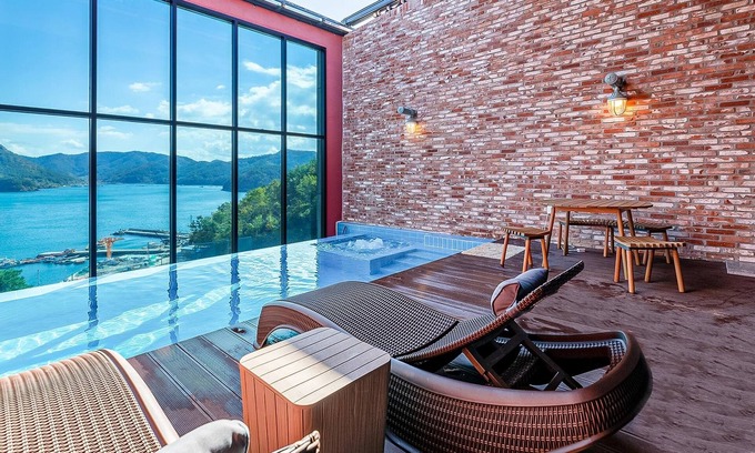 Saryang-myeon House | Tongyeong Saryangdo Elphis36 Poolvilla
