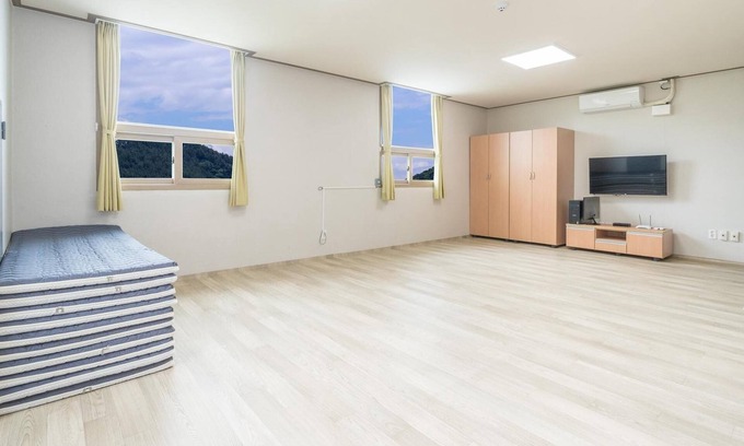 Kwanil House | Tongyoung Sandeulhae Healling Pension