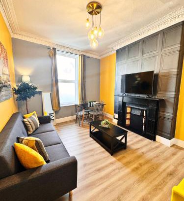 Plymouth Apartment | Top Deal Comfy Central & Chic
