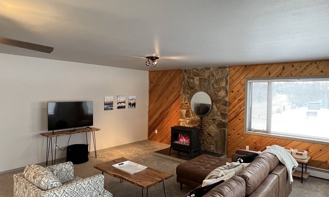 Wasilla Condo | Top Floor Lakefront Condo with Mountain Views!