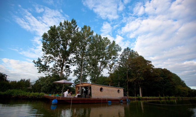 Digoin Boat Rental | Toue cabanée Accostée - Village Toue des Demoiselles