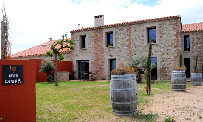 Brouilla Cottage | Traditional farmhouse in the heart of a vineyard with panoramic views.