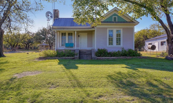 Lampasas House | Tranquil Farmhouse in Natural Setting
