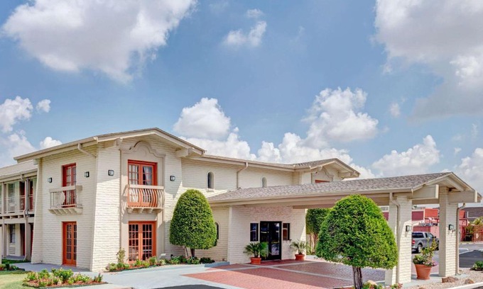 North Richland Hills Hotel | Travelodge by Wyndham North Richland Hills/Dallas/Ft Worth