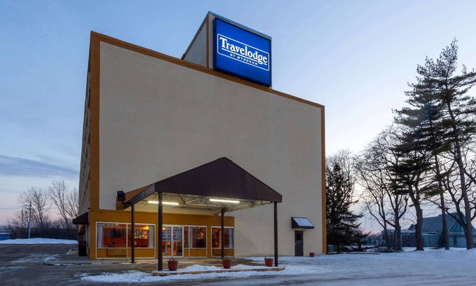 Brook Park Hotel | Travelodge by Wyndham Cleveland Airport