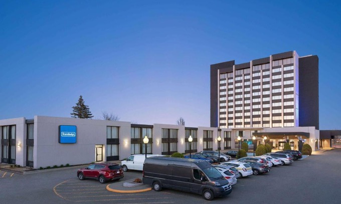 Plateau Hotel | Travelodge by Wyndham Quebec City Hotel & Convention Centre