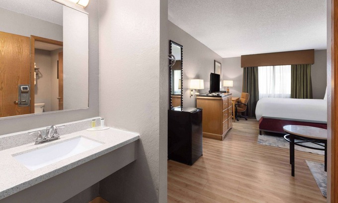 Redwood Falls Hotel | Travelodge by Wyndham Redwood Falls