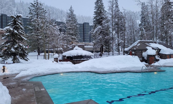 Olympic Valley Resort | Trey’s Ski-in/Ski-out 1 Bedroom Fireplace, Kitchen Suite@ 400 Squaw Creek Road