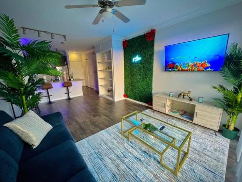 South Central Houston Apartment | Tropical Breeze - 2BR/NRG/Medical Center/Galleria