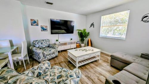 Indian Rocks Beach Apartment | Tropical Retreat B