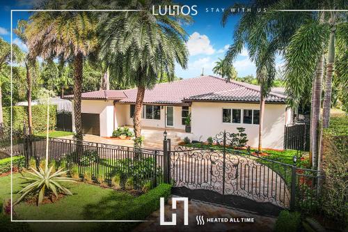 Golden Glades Villa | TropiCasa Paradise Near Beach-Downtown with Heated pool Mini Golf & BBQ L22
