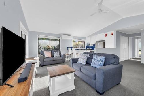 Tura Beach House | Tura Beach Getaway on Telopea