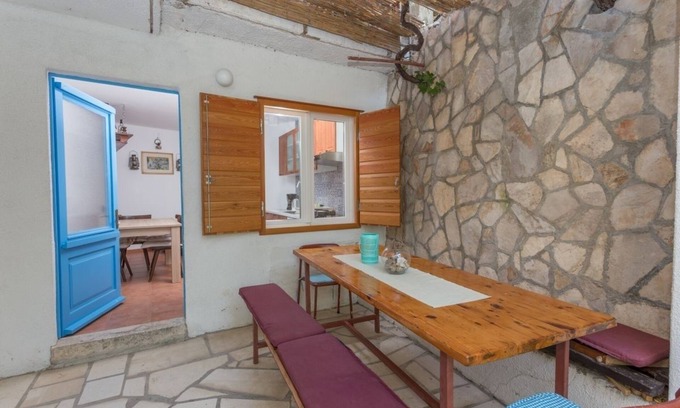 Zarace Apartment | Two bedroom apartment near beach Cove Zaraće, Hvar (A-20924-a)