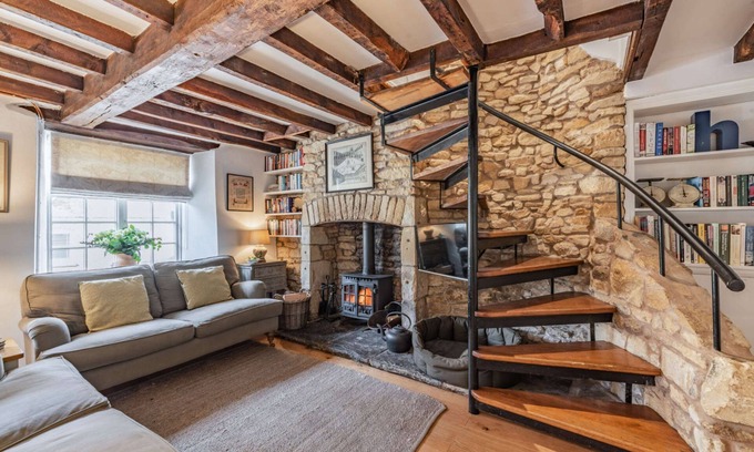 Chipping Norton Cottage | Two bedroom dog friendly holiday cottage in the Cotswolds with a hot tub - Garden Cottage