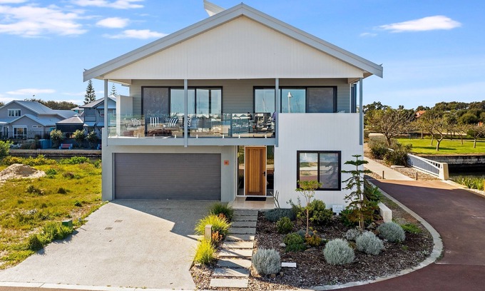 Geographe House | Two-Storey with Marina Views