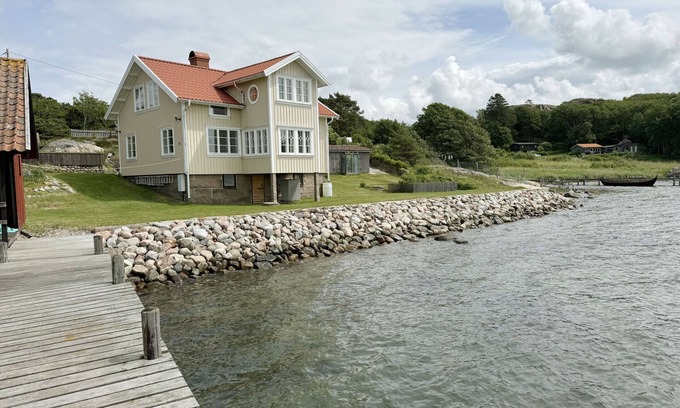 Hamburgsund Ski Chalet | Unique beach villa with own jetty in Hamburgsund | SE09068