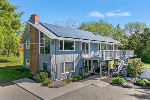 Mystic House | Unique Retreat with Private Patio, 4 King Beds and BBQ