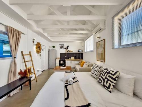Three Anchor Bay Apartment | Unique Studio Close to Promenade