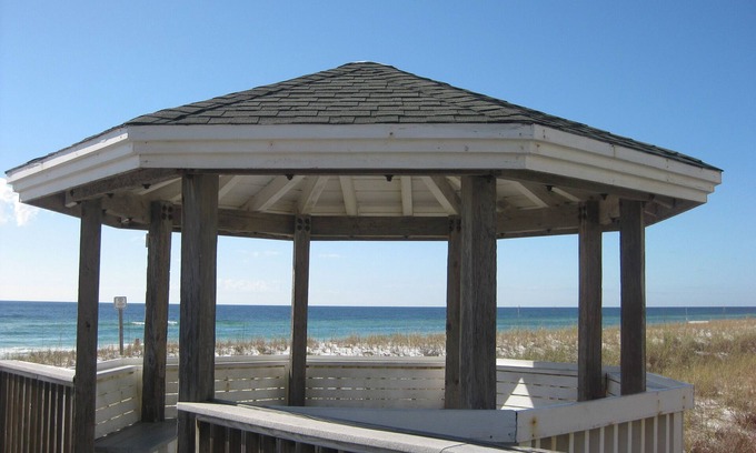 Destin House | 🏝️Updated Beach Townhome ~ Steps to the beach & pool with "Free Beach Service"🏖️