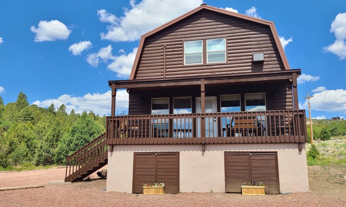 Long Valley Junction Cabin | Updated for 2025! Midway between Bryce & Zion. Hike, Bike, ATV, Stars, Wildlife.