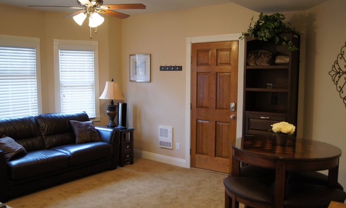 Grant Hill Condo | Upgraded Victorian Unit Close to DT, Conv Ctr, Zoo, Coronado, Airport, Sea World