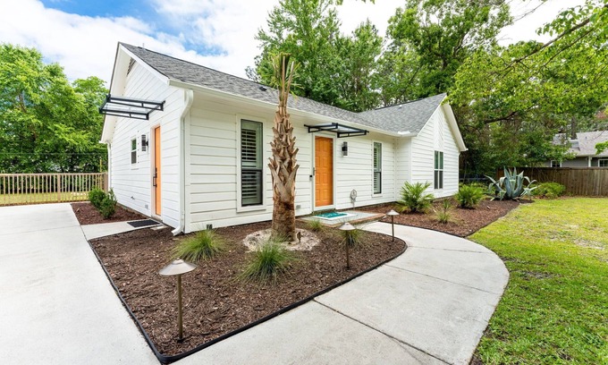 Eagles Nest House | Urban Sophistication, Tropical Vibes, Hot Tub, Close to Beach! Clean!