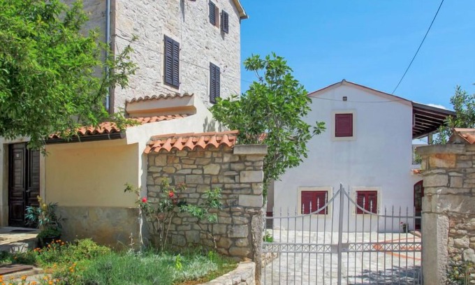 Kastelir House | Vacation home Gortan (KST103) in Porec/Kastelir - 6 persons, 2 bedrooms