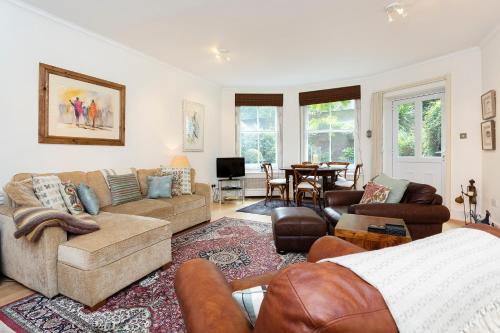 Earl's Court Apartment | Veeve - South Kensington Garden Apartment