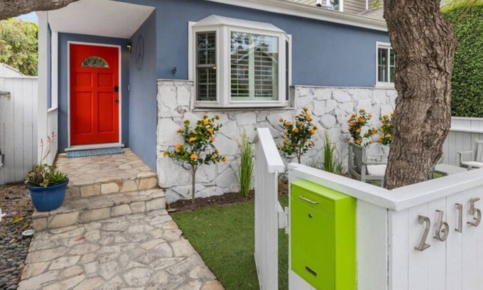 Venice House | Venice Beach Bungalow Steps From the Canals & 5 Minute Walk to Venice Beach