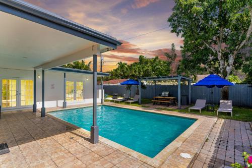 Driftwood House | Ventur Oasis Lux Hollywood Private Pool Retreat