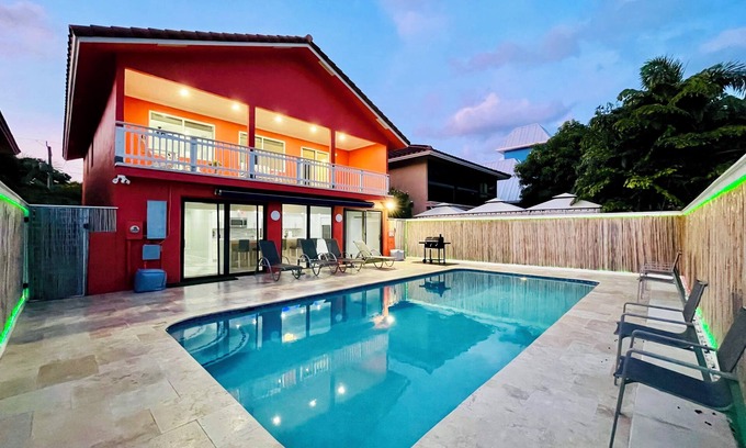 Oakland Park House | Very large 4 bedroom house-restaurants-central-heated pool-balconies