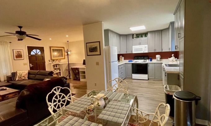West Jefferson House | Views! Paved Road! KING & Queen beds! 1 FLOOR! 8 min to W Jeff, 30 min to Boone